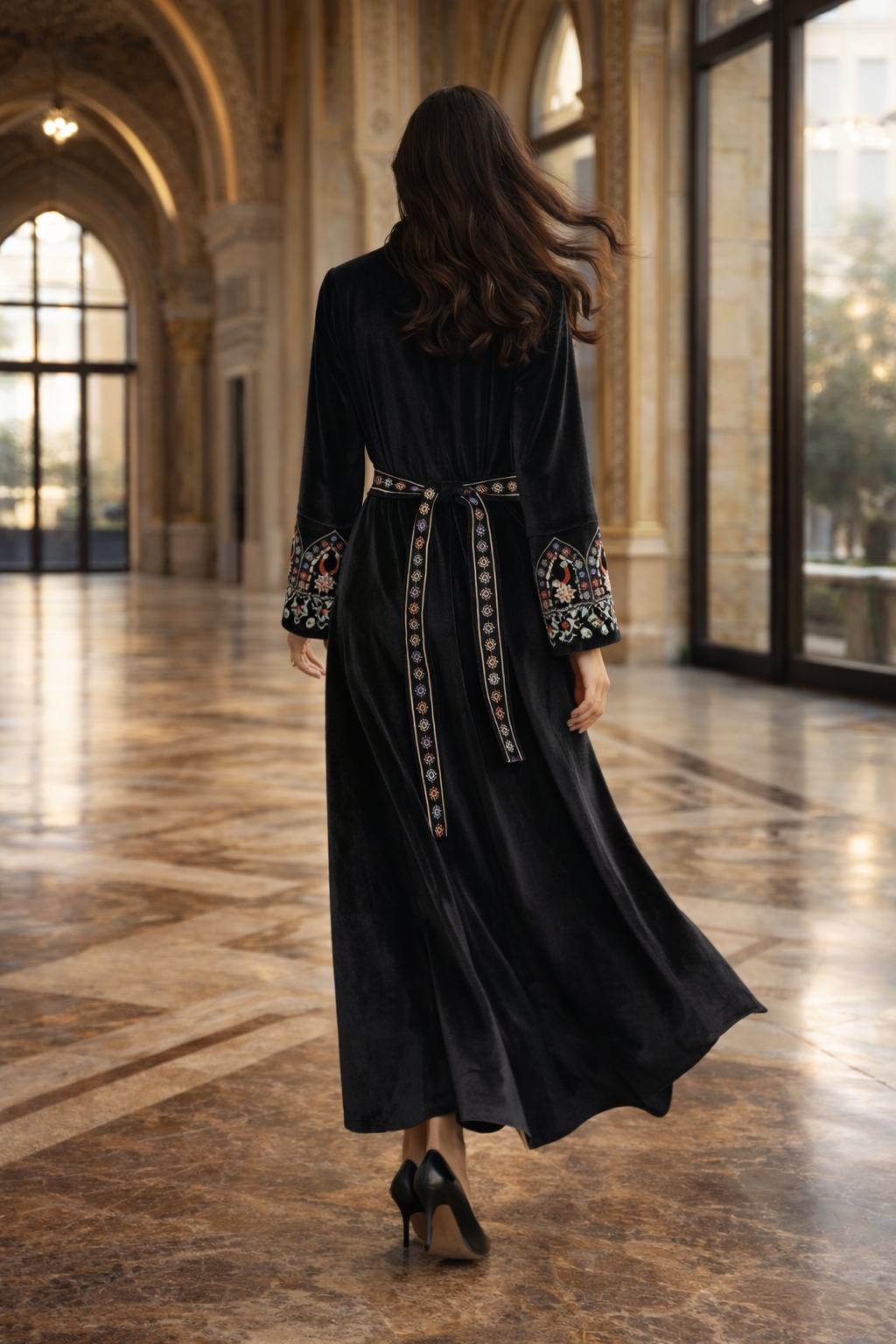 نمای پشت کمربند مشکی مخملی ابایای روان black belted velvet abaya flowing belt back view