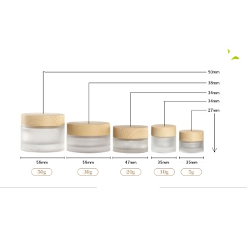 Las botellas de vidrio cosmético de grano de madera están desempaquetadas