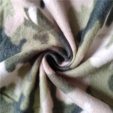 Grüner, seitlich gebürsteter Fleece-Stoff mit Camo-Print