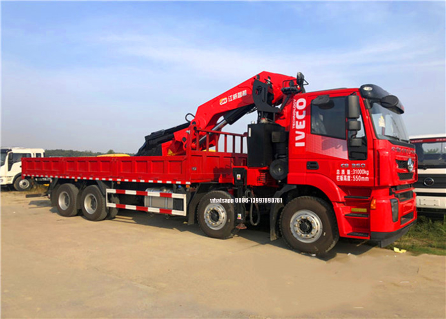 شاحنة IVECO 8X4 مع رافعة مفصلية 25-30 طن