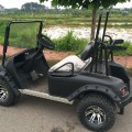 Off-road 4-persoons golfkar op gas