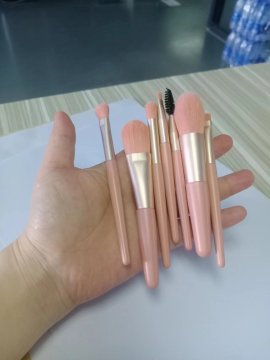 5 Makeup Brush Tips For Your Features