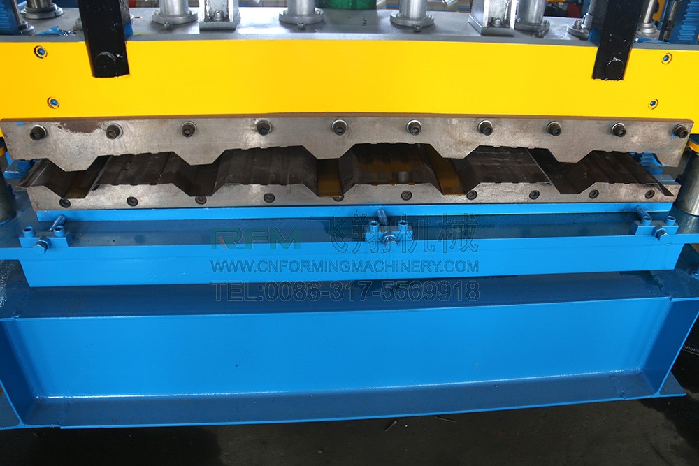 Roll forming machine, sheet metal roll machine, profile making machine