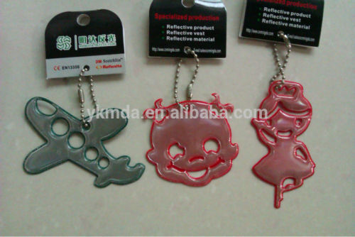 EN13356 hot key chainl promotional badge