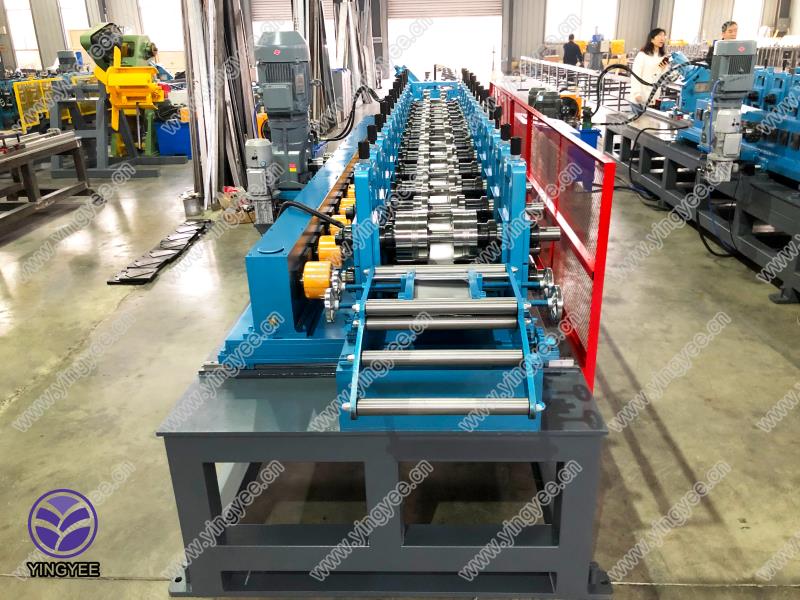 Automatic forming machine for making different sizes automatically