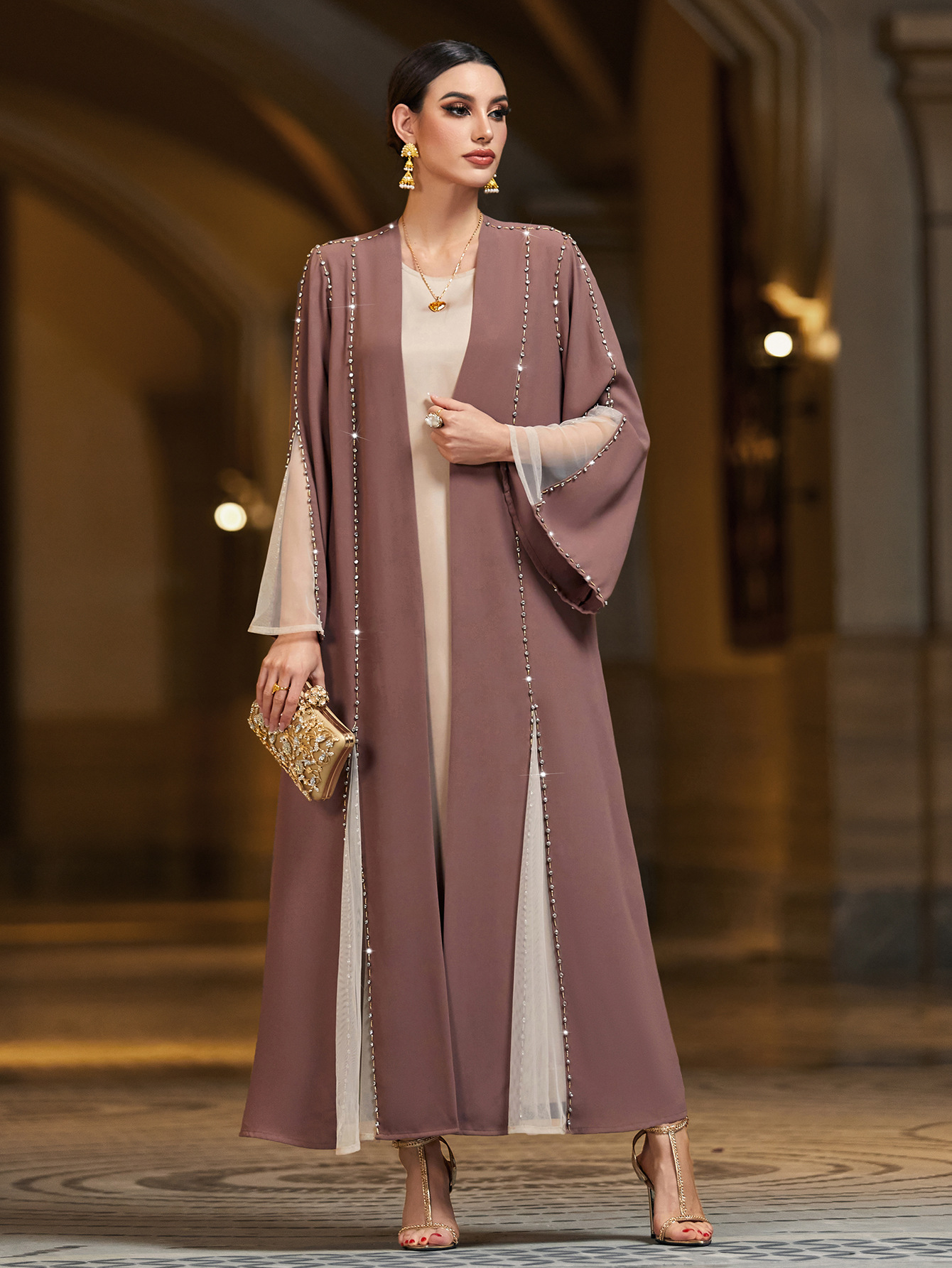 جزئیات ابای کیمونو جلوی روباز با بدلیجات لوکس Rhinestone Embellished Abaya Detail