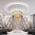 Salle de banquet du restaurant grand lustre en cristal de luxe en or