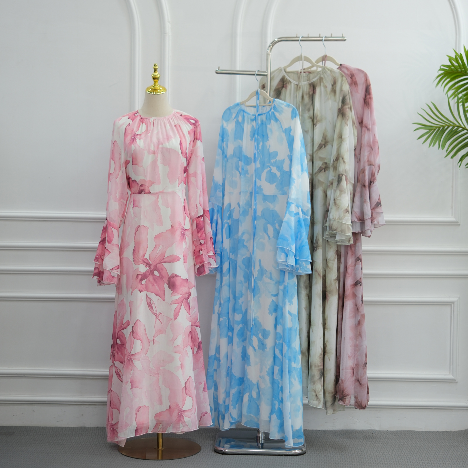 جزئیات لباس عبایی با آستین پارچه ابریشمی گلدار Elegant Floral Maxi Abaya Detail