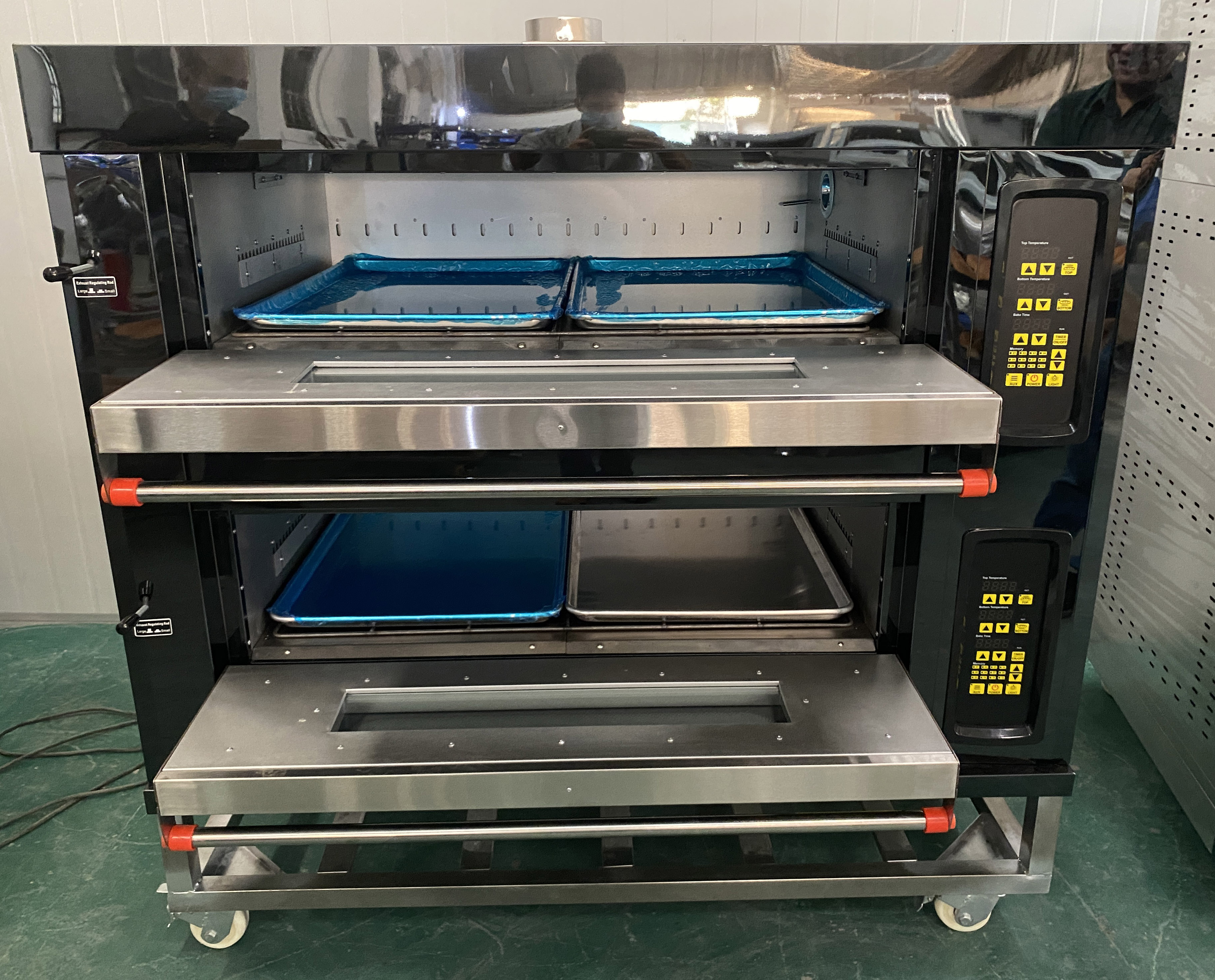 Computer Controller 2 Deck 4 Tray Gas Bread Baking Oven Bakery Machine Kitchen Equipment with Tray Size 46*66 (YFB46-204GC)