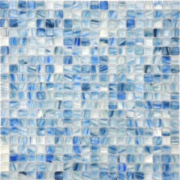 Trasparente come un appartamento in mosaico blu