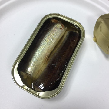 Sardine en conserve dans une boîte ovale à l&#39;huile