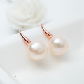 Simple y exquisito oído poste pequeño fresco estilo de perlas pendientes