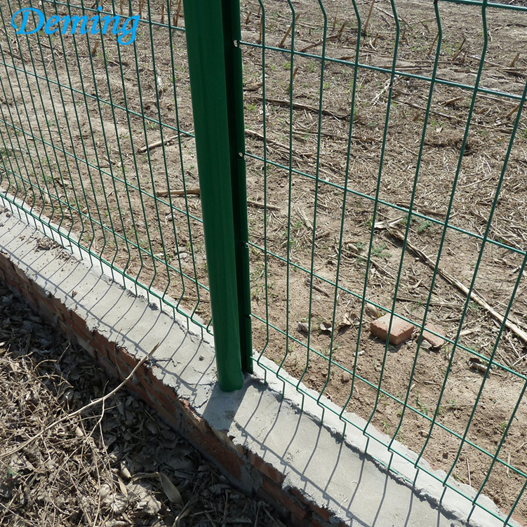 Welded wire mesh panel triangle bending fences