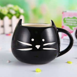 Gato de aspecto lindo en forma de taza