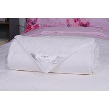 100% Natural Silk-Filled Comforter with Jaquard Cotton Cover