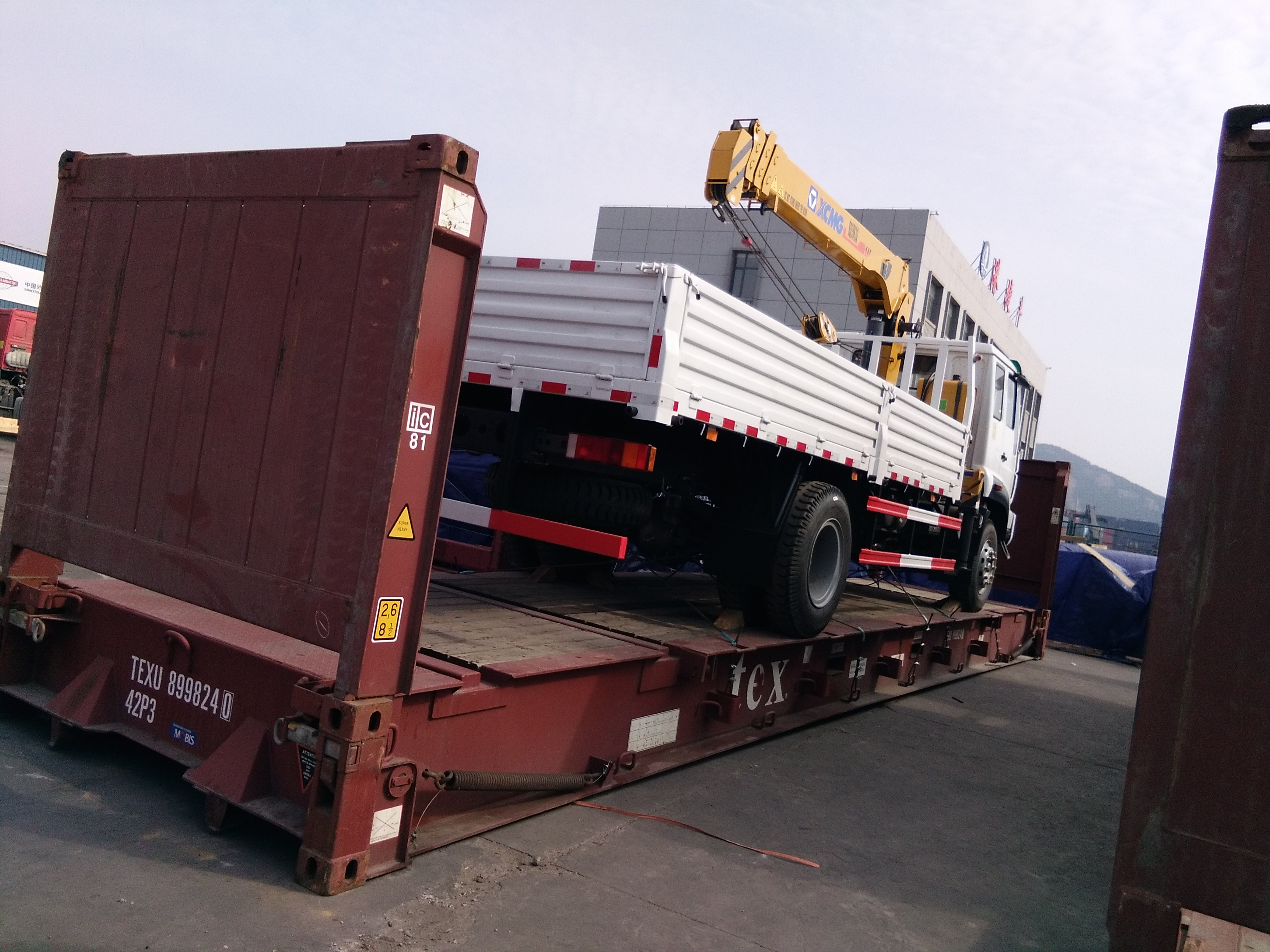 ट्रक पर चढ़ा क्रेन truck mounted crane