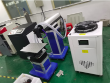 Closed laser cutting machine