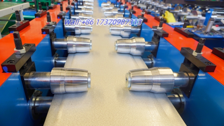 The automatic type-changing buckle wall panel machine