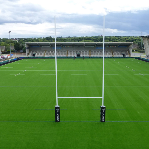 Su misura per l&#39;erba artificiale sul campo di rugby del liceo