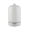 Witte keramische aromatherapie-diffuser met etherische olie