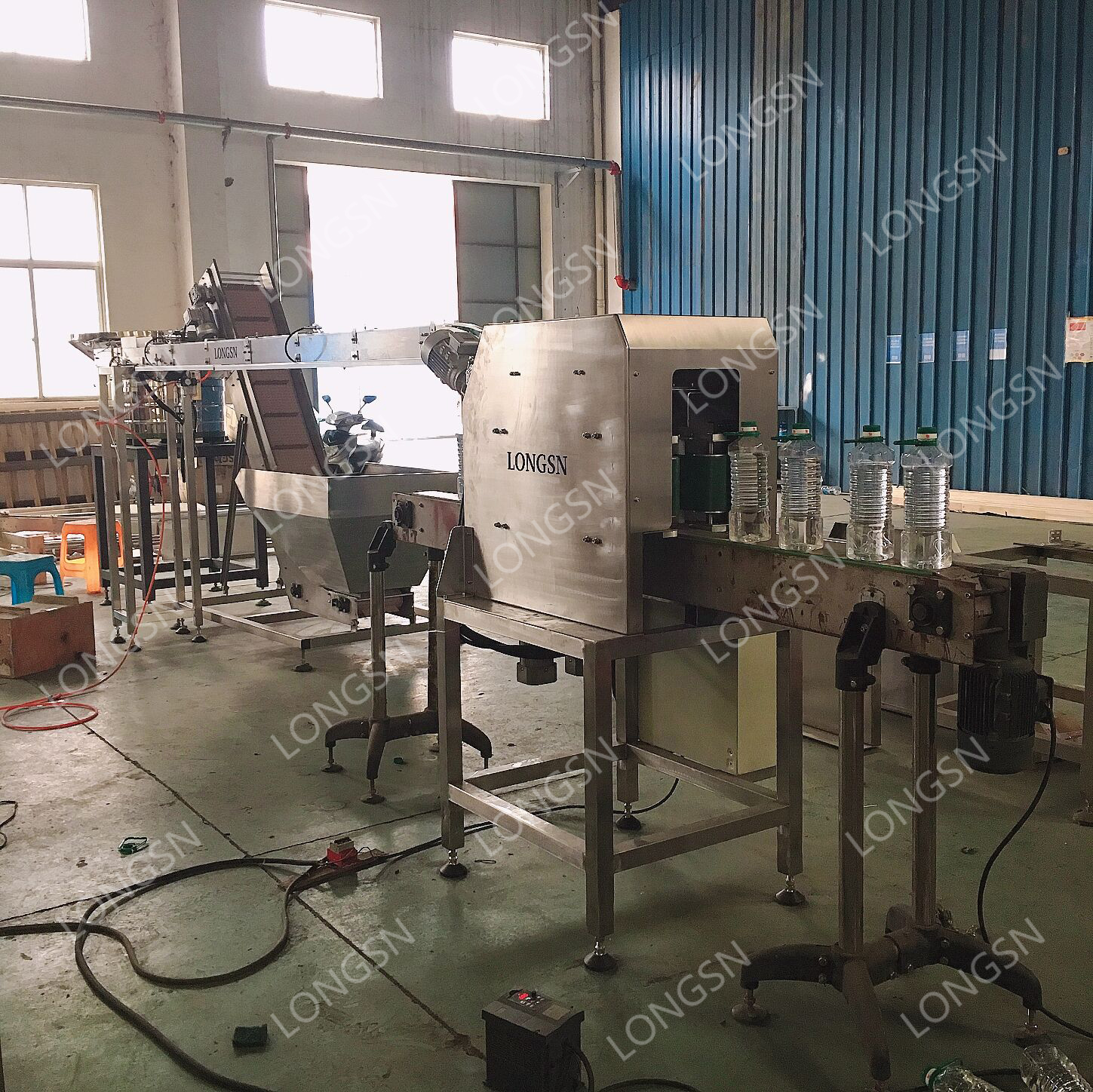 Fully automatic plastic bottled handle inserts machine handle ring lifting insert machine ring pull cap cap machine