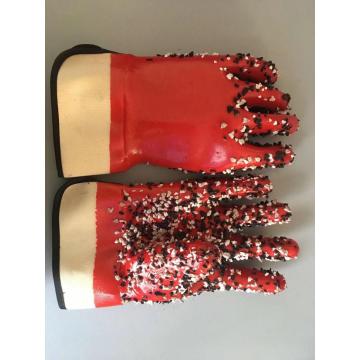 Rote PVC-Handschuhe mit Chips auf der Handfläche