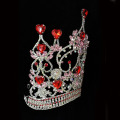 Couronne de reconstitution historique avec diadème en strass et coeur rouge