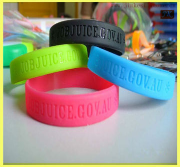 2014best price lovely world cup silicone wristband