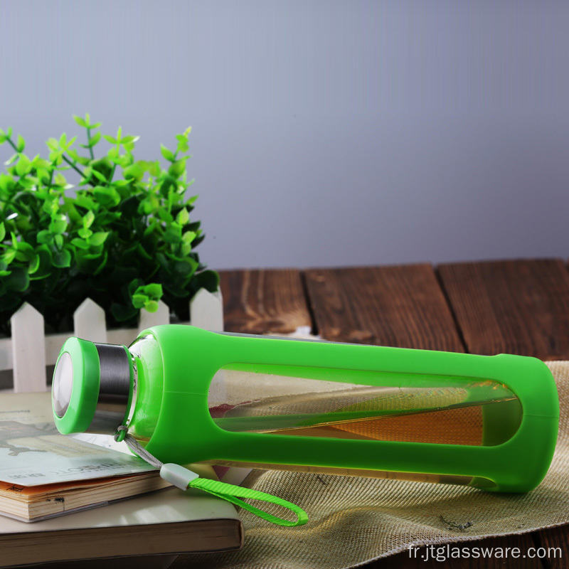 Bouteille d&#39;eau en verre borosilicaté avec manchon en silicone