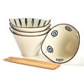 Tazón de fideos de cerámica japoneses con palillos