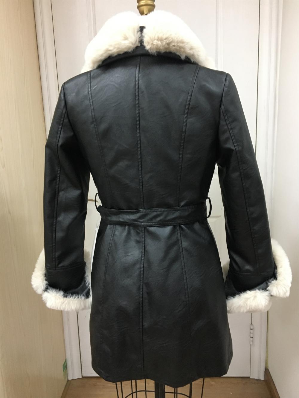 Czarny pluszowy płaszcz ze sztucznego futra