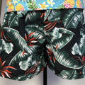 Pantalones cortos de playa con estampado floral frente a la playa