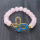 Bracelet de pierres précieuses extensibles de perles rondes de quartz rose 8mm avec morceau de papillon en alliage Diamante