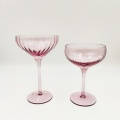 Lila geripptes Cocktailglas