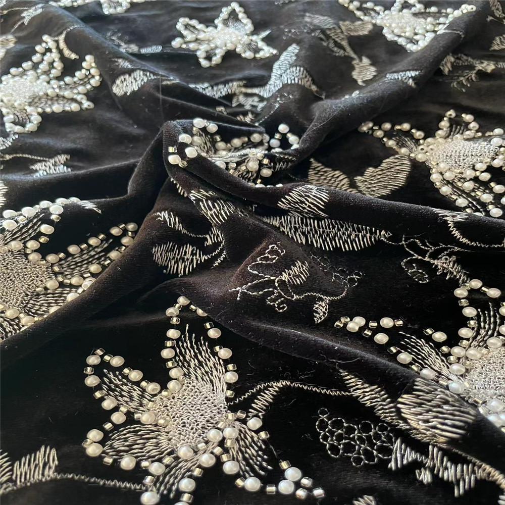 Bordado de cuentas elegantes con bordado plano en la tela de terciopelo elástica