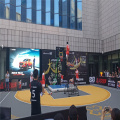 Fiba entrelazando los azulejos de la cancha de baloncesto