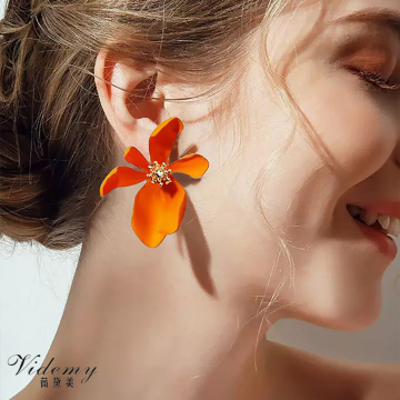 Artistic Irregular Flower Earrings Featuring Colored Petals