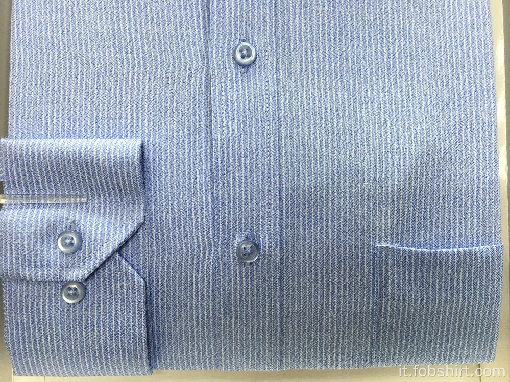 Camicia da lavoro tinta in filo di buona qualità