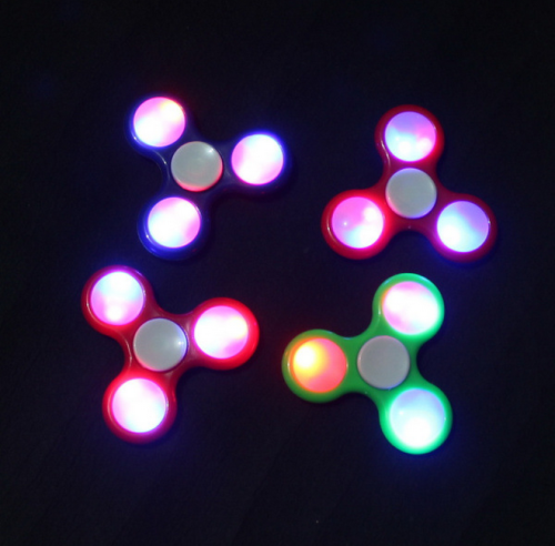 Spinner in mano a scintilla nel buio con led