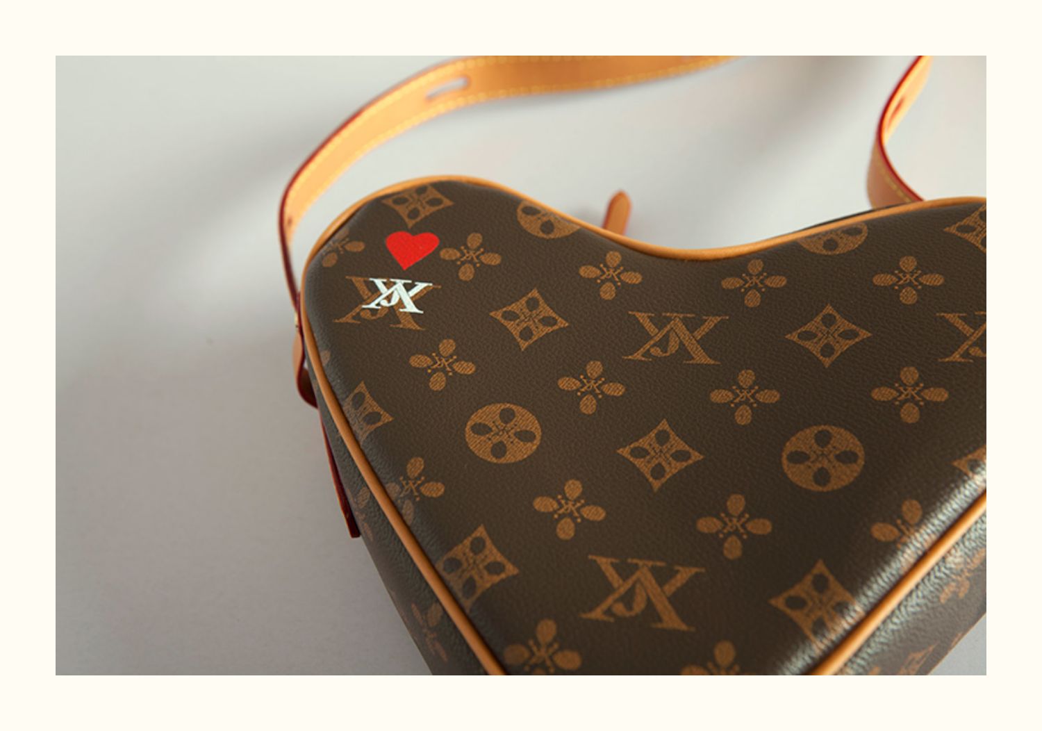 2021 hot sale designer handbags for women famous brands love heart-shaped retro print diagonal lady handbag