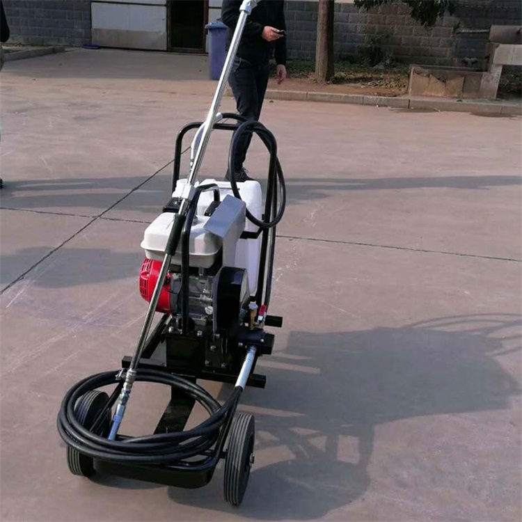 Portable mobile flexible emulsified asphalt spraying machine pavement maintenance matching spreader