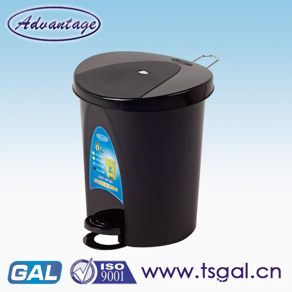 Pedal plastic garbage can on promotion