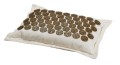 Натуральная гречневая шелуха заполняет коричневую подушку для акупрессуры с шипами