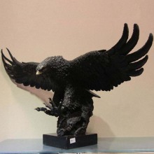 Factory cast life size eagle statues bronze hawk sculpture for garden decoration