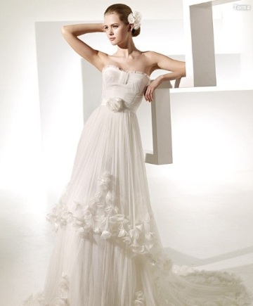 A-line Sweetheart Chapel Train Yarn Manmade Flowers Ruffled Wedding Dress