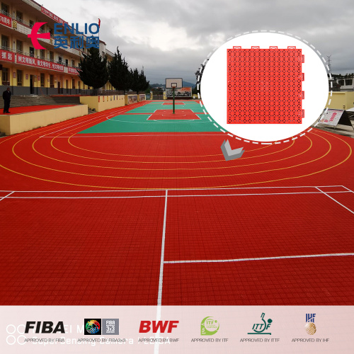 Azulejos de plástico en la cancha de baloncesto al aire libre