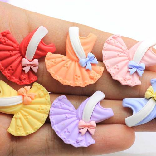 Nuove ballerine in resina Kawaii Abito da ballo Arte in miniatura Flatback Cabochon Clip per capelli fai da te Decorazione artigianale