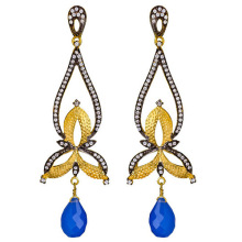 Kindly 8-shaped drop earring with flower and blue resin