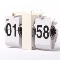 Flip Clock piccolo appeso sul tavolo