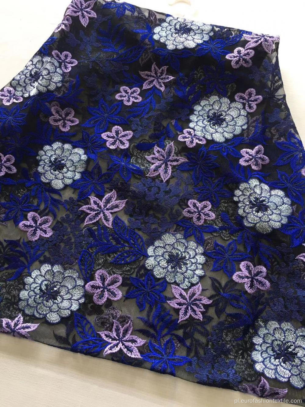 Połącz płaską tkaninę z kwiatowym haftem do odzieży damskiej
